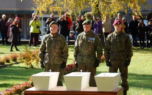 Artikkelin Kesän 1944 taisteluissa kaatuneet kolme sankarivainajaa haudan lepoon pääkuva