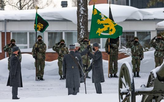 Artikkelin Maasotakoulun lippu eversti Takamaan käteen pääkuva