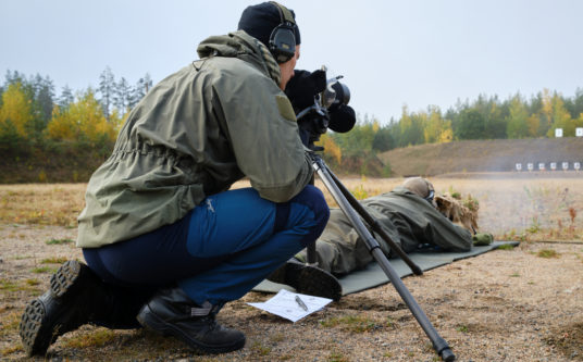 Artikkelin MPK:n tarkka-ampujakurssilla Taipalsaarella otettiin ensimmäinen askel kohti tarkka-ampujamerkkiä ­- Tavoitteena on lisätä kursseja, joilla on valtava kysyntä pääkuva