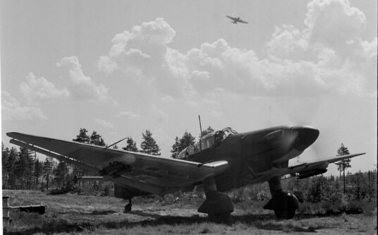 Artikkelin Immolan 1944 pommituksen tuhot olivat mittavat, mutta pommitus ei katkaissut saksalaisen Kuhlmeyn lento-osaston ratkaisevaa apua torjuntataistelussa pääkuva