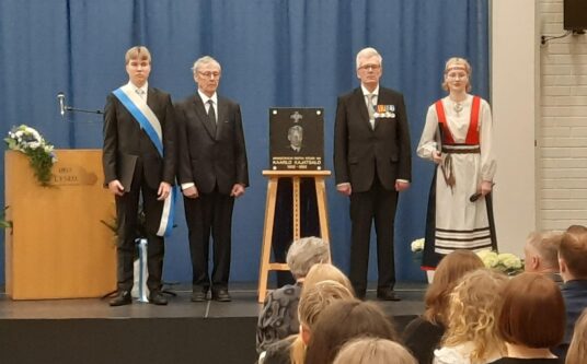 Artikkelin Mannerheim-ristin ritari Kaarlo Kajatsalo sai muistolaatan Lappeenrannan Lyseon lukiolla pääkuvake