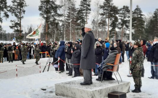 Artikkelin Vekaran valatilaisuudessa valan esilukijana lotta Eva Lintunen, 100 ja puoli vuotta pääkuva