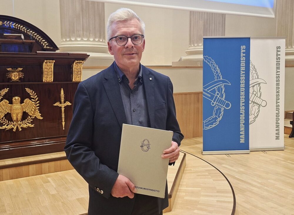 Avaa artikkeli Lappeenrantaan tunnustusta turvallisuusyhteistyöstä – turvallisuus- ja riskienhallintapäällikkö Ari-Pekka Meuroselle Maanpuolustuskurssiyhdistyksen tunnustuspalkinto Artikkelin Lappeenrantaan tunnustusta turvallisuusyhteistyöstä – turvallisuus- ja riskienhallintapäällikkö Ari-Pekka Meuroselle Maanpuolustuskurssiyhdistyksen tunnustuspalkinto pääkuvake