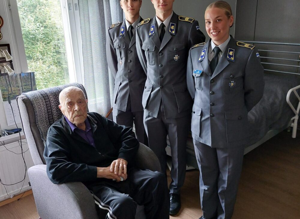 Artikkelin Luento Miettilä Kollauksessa: Simo Häyhä näyttää saaneen hyvää hoitoa, toipui nopeasti ja hyvin tuloksin pääkuva