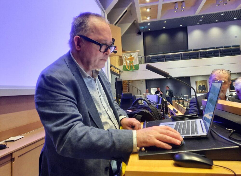 Artikkelin Parikkalan Reserviupseerikerhon sotahistoriakierros on ollut menestys pääkuva
